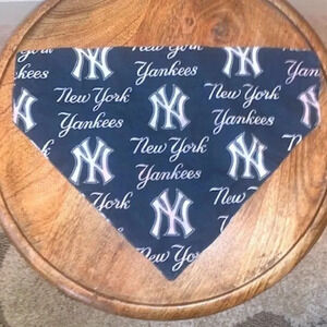 HOST PICK! New York Yankees dog bandana MEDIUM‎